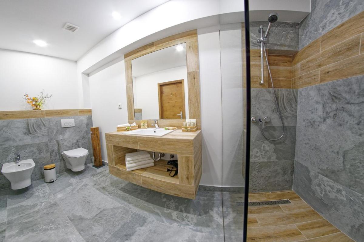Aquarius Boutique Hotel Campulung Moldovenesc Room photo